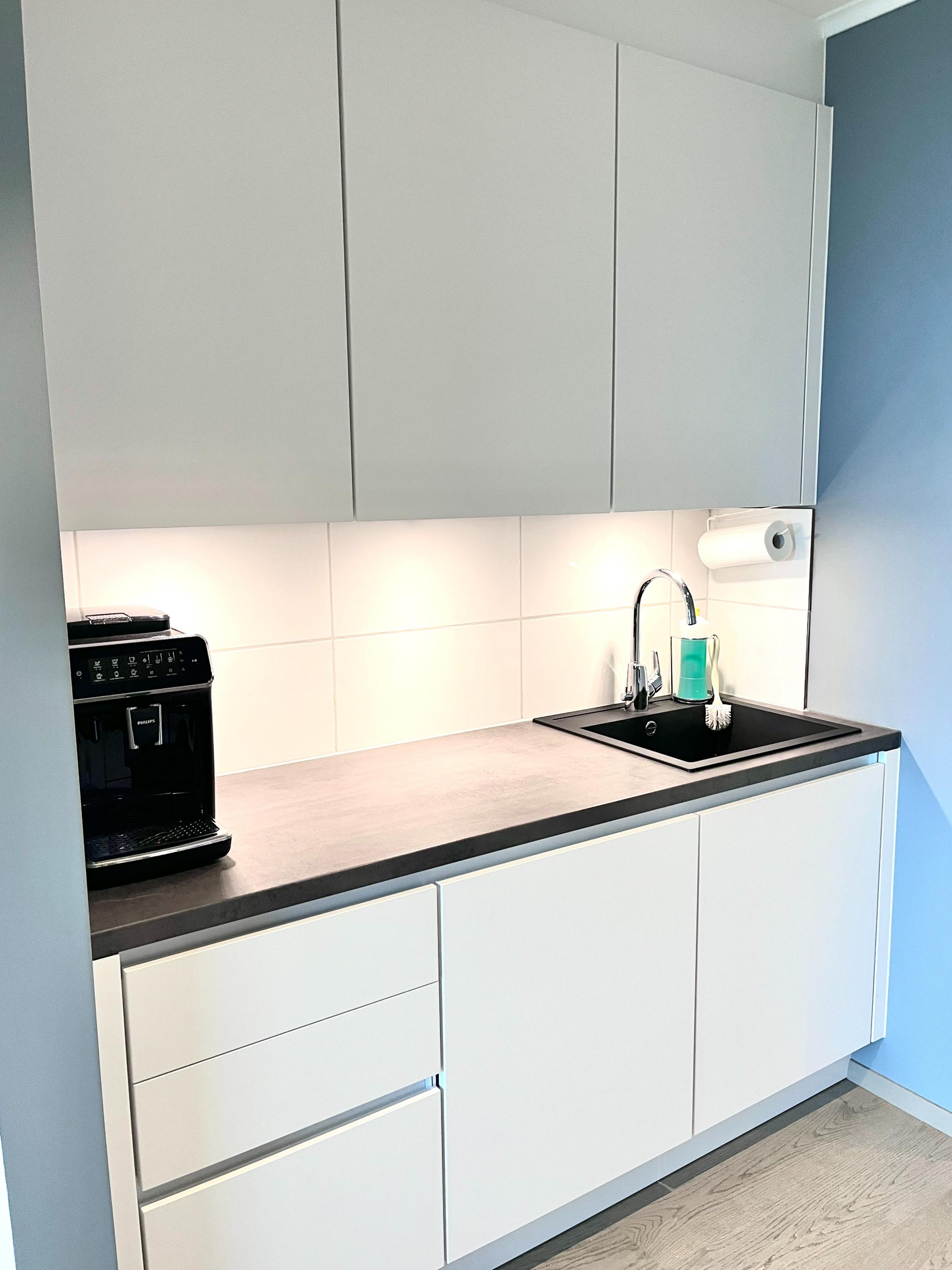 kjøkken med oppvaskmaskin og gode oppbevaringsmuligheter